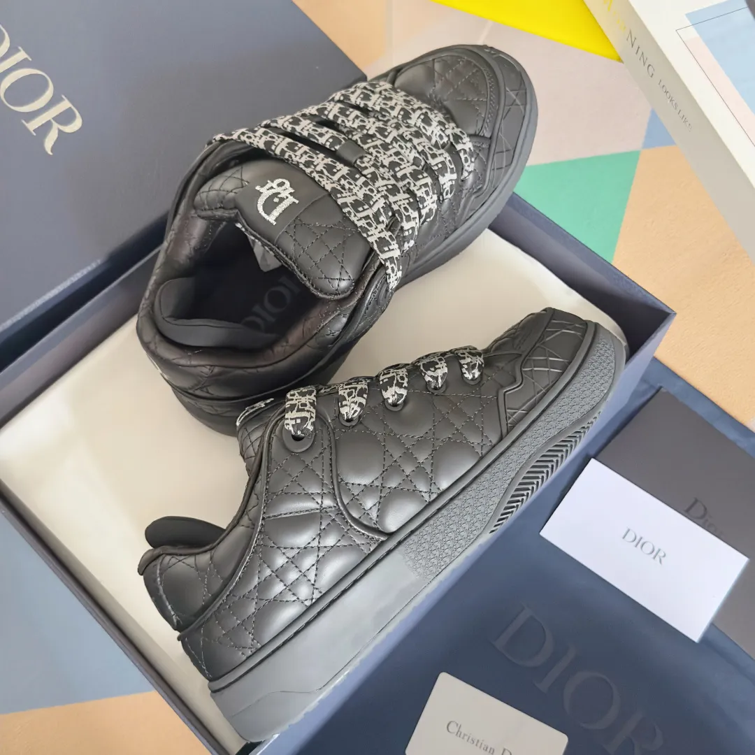 [DIOR] P: 820💰 Men's 39-44. (Male 38. 45. Customized) Dior Dior B9S series top version bread shoes casual sports shoes skate shoes original purchase development and production This new B9S skateboard sneakers are inspired by skateboarding and Dior's high-order spirit. Crafted from navy blue cotton tweed, the classic cannage pattern is reinterpreted with grained calfskin details in homage to Dior's savoir-faire. Padded tongue and technical fabric leg provide ideal comfort. Iconic details abound throughout the design, such as the Dior signature on the heel and tongue, cannage-patterned panels, and the rubber Dior Charm signature on the side inspired by the Dior logo. The rubber soles engraved with Oblique printing with a gradient effect are more refined and can add a high-end temperament to various looks. Exquisite packaging at the delivery counter🛍📦 ▪️Fabric: Original customized first-layer cowhide + tweed ▪️Inner lining: Customized breathable lining ▪️Outsole: Original open-molded anti-slip TPU material ▪️Sole thickness: 3.5CM.